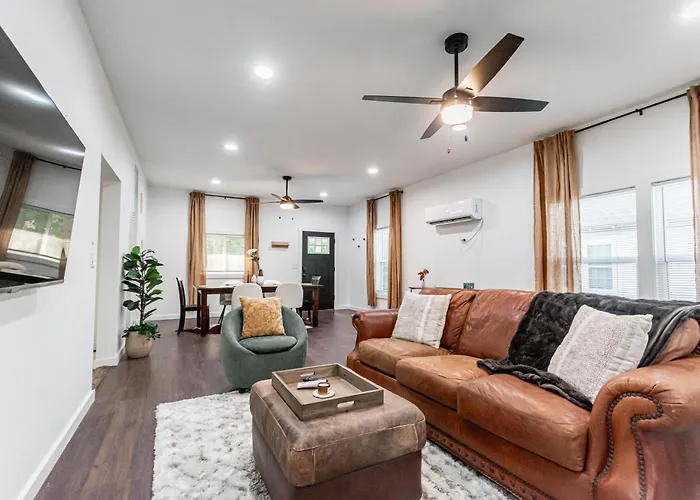 Escape With A Private Fenced Yard Holiday home